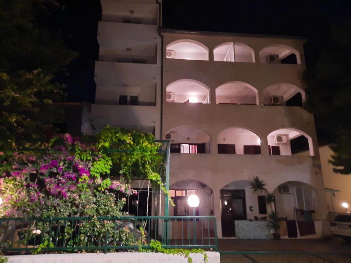 מאקרסקה Apartmani R&B Radalj מראה חיצוני תמונה