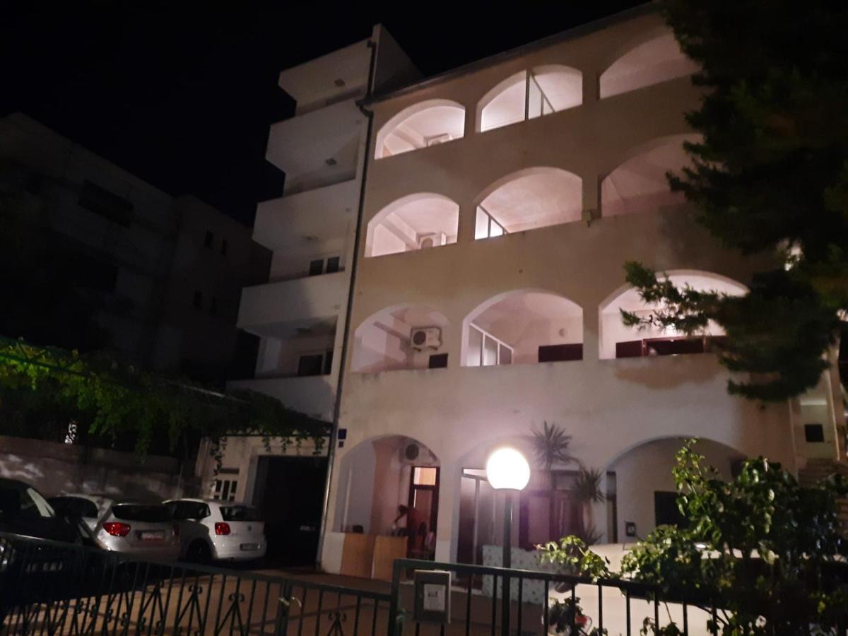 מאקרסקה Apartmani R&B Radalj מראה חיצוני תמונה