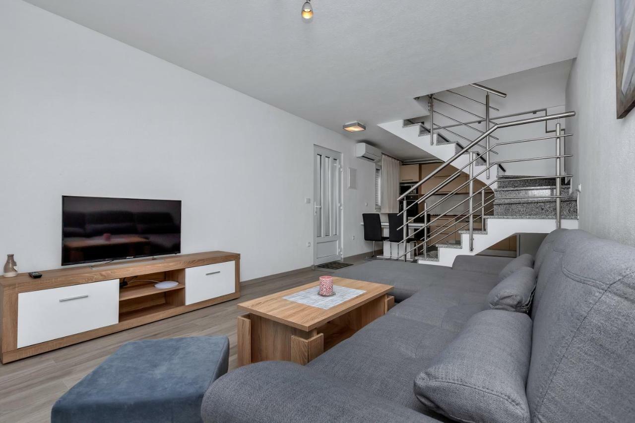 מאקרסקה Apartmani R&B Radalj מראה חיצוני תמונה